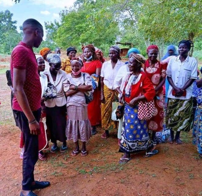MukhongoFoundat's tweet photo. Being orphan/vulnerable children, widow,widower, single mother it's not their choice and it was out of their control .We manage to give hope to the hopeless elderly in community by motivating them and sharing the little we'd https://t.co/5RxVK8Np1K
