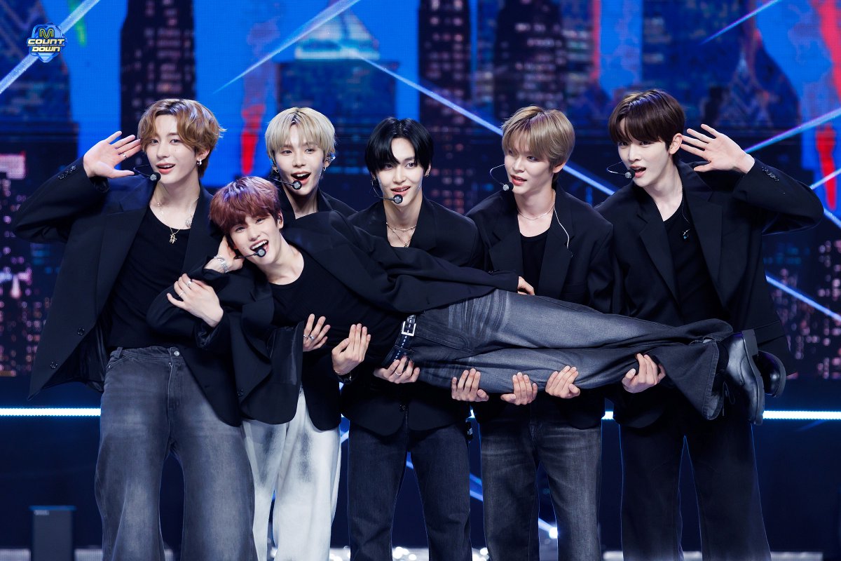 MnetMcountdown's tweet photo. 240704 #MCOUNTDOWN 현장포토
라이즈 막방이라고...?
너 누군데...?

아진짜 막방하지말라고 다시돌아와달라고 붐붐베달라고 라이즈무대보고싶다고 제발막방하지말라고 왜안되는데 왜안되냐고 좀 돌아와라고 아 그게어렵냐고 막방하지말라고 제발다시돌아와달라고 붐붐베볼거라고 라이즈하게 해달라고 무대보게해달라고 라이즈보고싶다고 제발막방취소하라고 왜안되는데 왜안되냐고 모른척재컴백해달라고 그게어렵냐고

More Photos 📸 https://t.co/cBr85ZOnNt

#엠카운트다운 #엠카 #RIIZE #라이즈 #BoomBoomBass