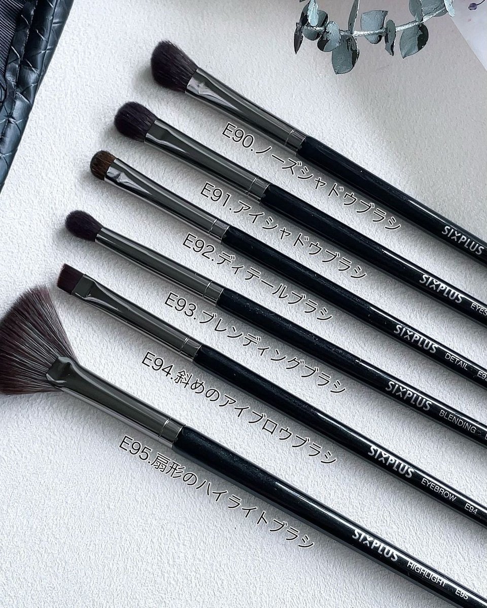 sixplusbeauty's tweet photo. SIXPLUS メイクブラシ　11本セット-Masterシリーズ

ふわっふわ柔らかな毛質で、肌あたりがとっても滑らか！メイクノリも良く、とっても使いやすい

高級感あるブラック×シルバーのデザインで見た目もかっこいい

どの部位に合っているブラシかそれぞれ説明もあり、メイク初心者にも助かるセットです https://t.co/G6JGUNP5R3