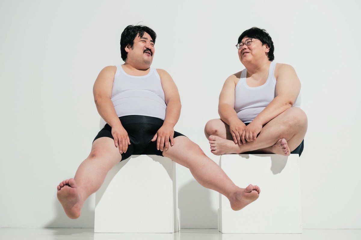 suzuki_mogura's tweet photo. アンゴラ村長に続き、私も写真集出します！

8/28(水)発売
タイムマシーン3号 関太×空気階段 鈴木もぐら
『まあるいふたり』
1,980円(税込)

予約URLこちら
●amazon https://t.co/wzE4abnHun
●楽天ブックス https://t.co/n6qDIiBUcv

#まあるいふたり https://t.co/tzZtaOt2Bx