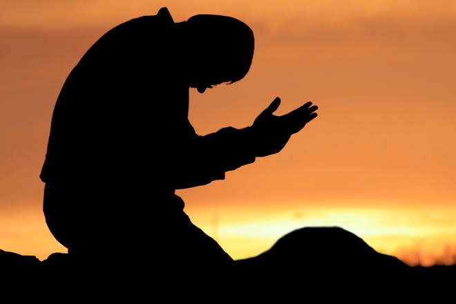 *مــینه څـه ده* ؟

*مینــه یــعنـي هغـــه د سمنــدرونــو مالــک چې ستــــا د یــوې اوښـڪې ســره هــم میــنه لــري*

*{اللهﷻ}*

❤️🥀