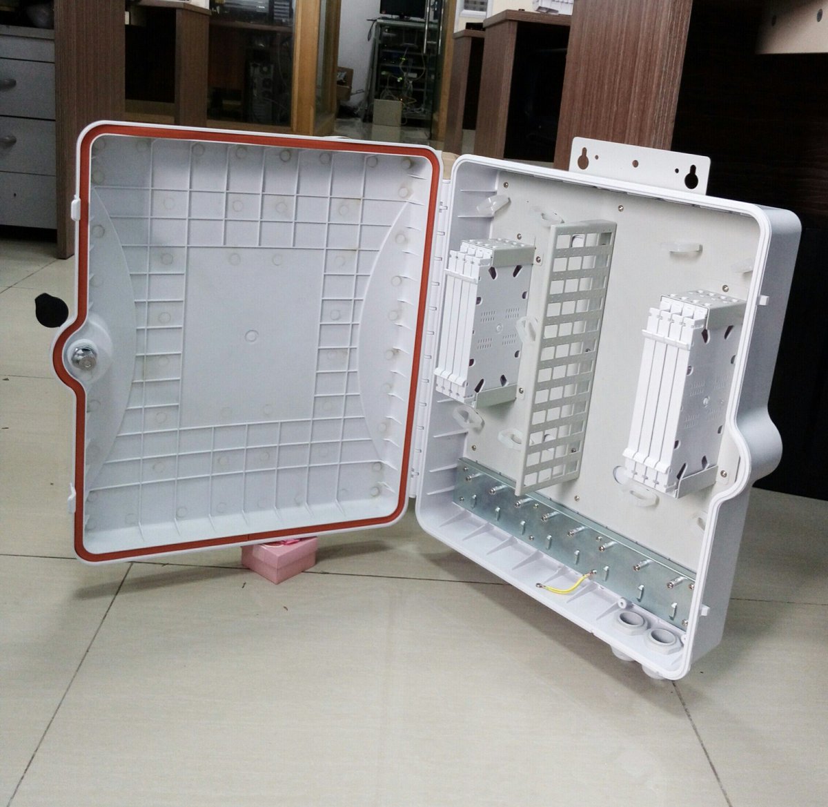 FanLaura3's tweet image. ABS material fiber optic terminal box

1）Different adapter panel, SC, LC, ST, FC ... 
2）96 adapter port 
3) Max. 8pcs splice tray for 192 fiber splicing (splice tray in both side, each side 4pcs)
4）Max. 8pcs PG21 cable port
#ftth #napbox #fiberoptic #telecommunications