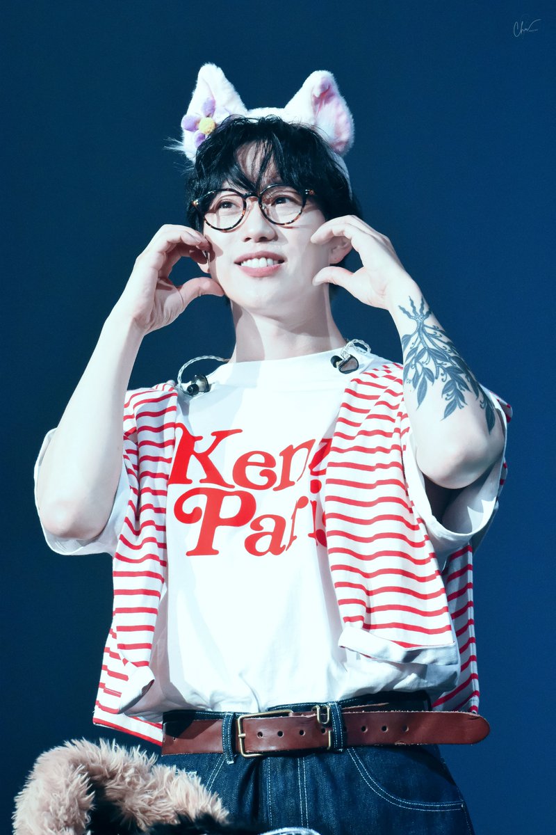 chu1ve0ly's tweet photo. 240707 10CM 1ST FAN CONCERT <10CM YOU> 
: 올림픽공원 올림픽홀 

고먐미 볼하트🫶 

#10CM #권정열 #십센치 https://t.co/FIZVEV4Z1S