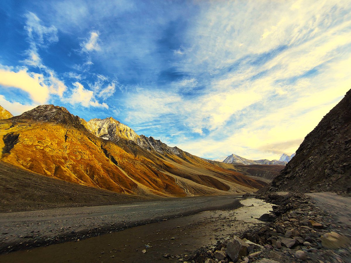 WingsHimalayan's tweet photo. It is evening time, the sun is silent kissing the mountains with its golden light.
Spiti Valley ❤️ https://t.co/iGIH6RQ0QI