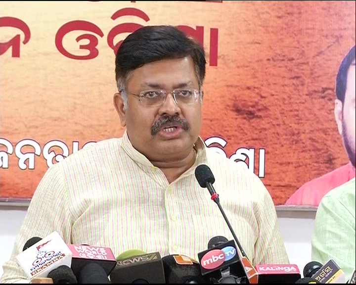 News18Odia's tweet photo. #ପୁରୀରେ_ପହଣ୍ଡି_ବେଳେ_ବଳଭଦ୍ର_ପଡ଼ିଯିବା_ଘଟଣା

ମୁଖ୍ୟମନ୍ତ୍ରୀଙ୍କୁ ରିପୋର୍ଟ ପ୍ରଦାନ କଲେ ଆଇନମନ୍ତ୍ରୀ ପୃଥ୍ବୀରାଜ ହରିଚନ୍ଦନ

-‘ଏହା ସାମାନ୍ୟ ଦୁର୍ଘଟଣା ଥିଲା, ‘ଏହା ଲୀଳାମୟଙ୍କ ଲୀଳା’
-‘ଆହତ ସେବାୟତଙ୍କୁ ତୁରନ୍ତ ଚିକିତ୍ସା ଯୋଗାଇ ଦିଆଯାଇଛି’
-‘ରଥ ଉପରେ ଅଣସେବାୟତ ରହିବାର ଠୋସ ଅଭିଯୋଗ ନାହିଁ’
#Puri @PrithivirajBJP https://t.co/WMYcpi9aSX