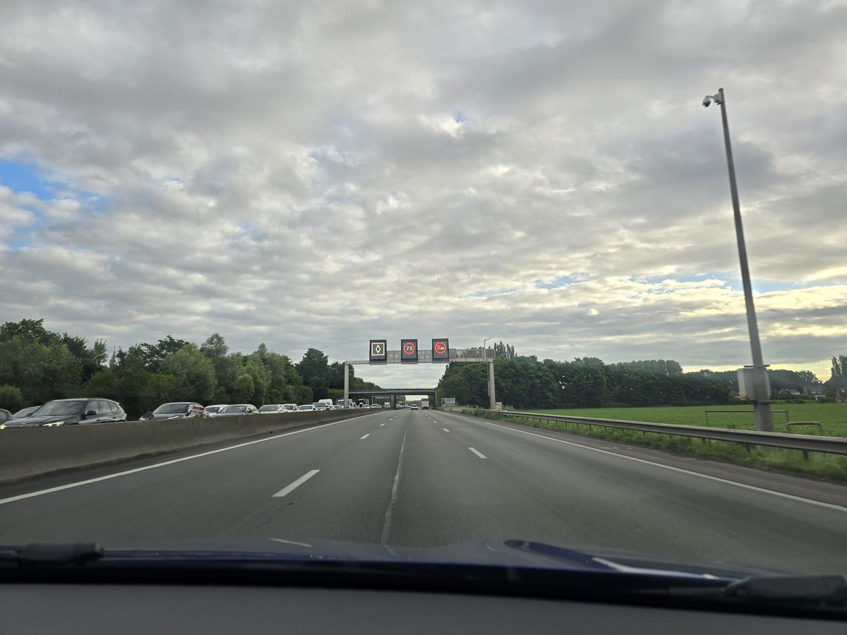 MisaHikarii's tweet photo. Un réglage en temps réel ? Mon oeil... Ça fonctionne aussi bien que notre gouvernement 😑 #hautsdefrance #A1 https://t.co/uTOacQI5z4