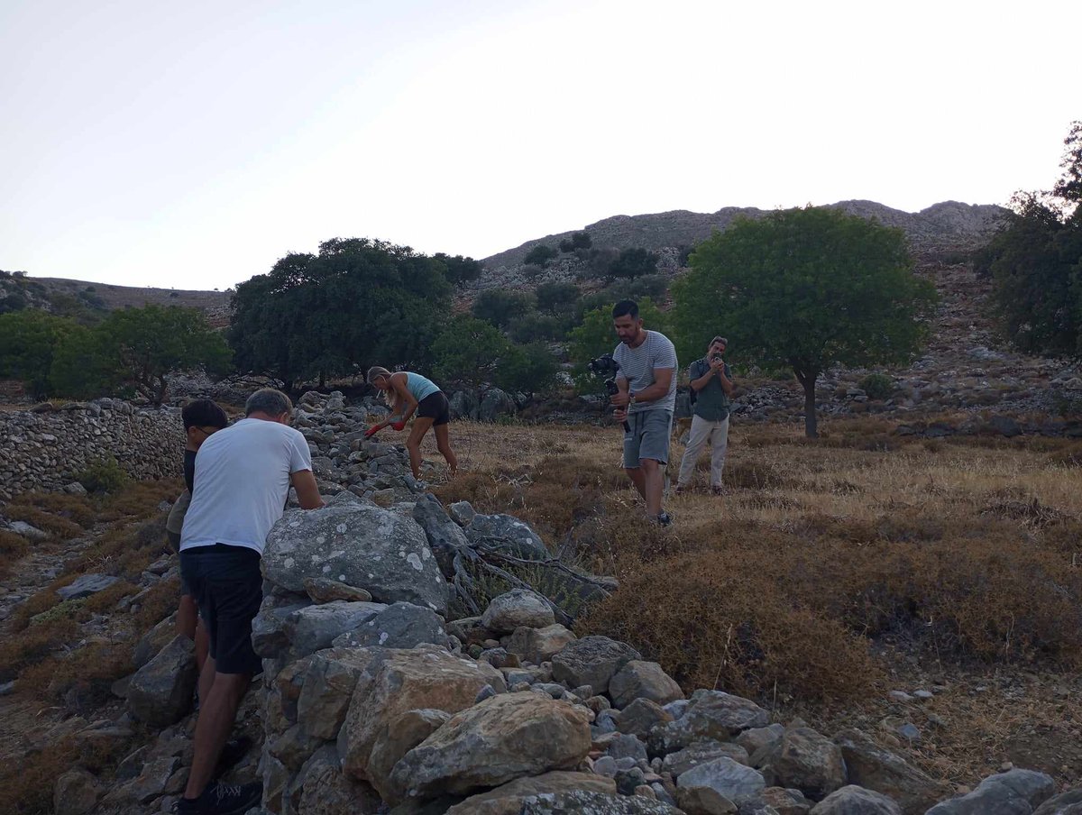 Χθες συμμετείχαμε στην καμπάνια για την προβολή της Τήλου. Ευχαριστούμε το Δήμο Τήλου για την πρόσκληση &amp; τη συνεχή στήριξη. Και τον Νίκο Πάνου για το ενδιαφέρον που έδειξε για τη δράση μας. Εκτός όλων των άλλων απολαύσαμε ξανά την εμπειρία του χτισίματος! #ΠέτραΤήλος
