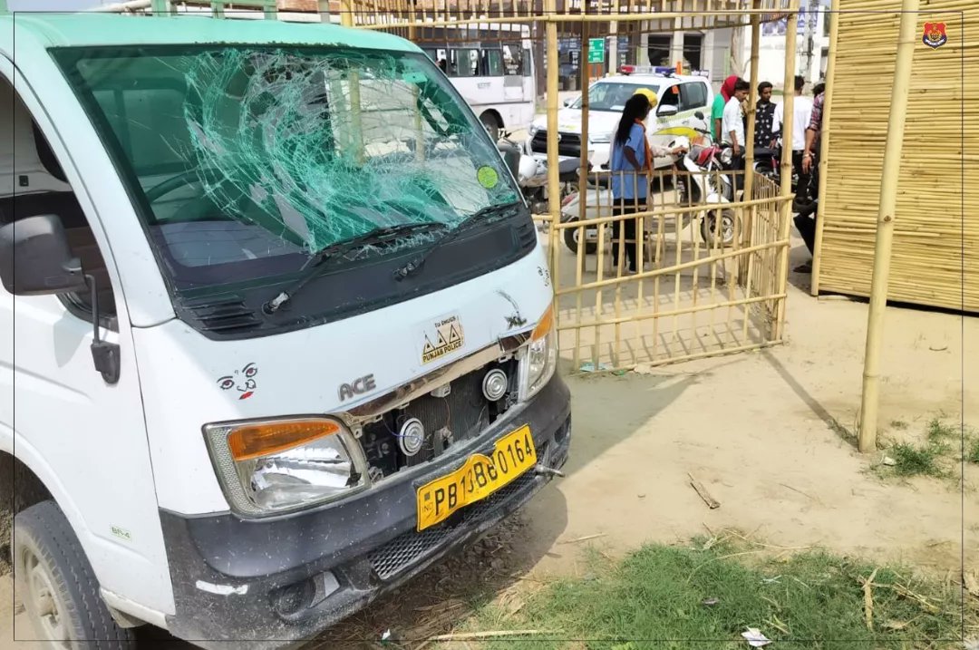 BarnalaPolice's tweet image. SSF ਟੀਮ ਬਰਨਾਲਾ ਨੂੰ ਸੂਚਨਾ ਮਿਲੀ ਸੀ ਕਿ ਦੀਪਕ ਢਾਬਾ ਧਨੌਲਾ ਦੇ ਸਾਹਮਣੇ ਛੋਟੇ ਹਾਥੀ ਅਤੇ ਮੋਟਰਸਾਇਕਲ ਦਾ ਐਕਸੀਡੈਟ ਹੋਇਆ ਹੈ ਜਿਸ ਪਰ ਟੀਮ ਵੱਲੋ 5 ਮਿੰਟ ਦੇ ਅੰਦਰ ਘਟਨਾ ਵਾਲ਼ੀ ਜਗਾ ਪਰ ਪੁਹੰਚ ਕਰ ਜਖਮੀਆ ਨੂੰ ਮੁਢਲੀ ਸਹਾਇਤਾ ਦੇਕਰ ਹਸਪਤਾਲ ਦਾਖਲ ਕਰਵਾਇਆ ਗਿਆ ਅਤੇ ਰੋਡ ਕਲੀਅਰ ਕਰਵਾਇਆ ਗਿਆ
#yoursafteyourpriority
#Driveresponsibly