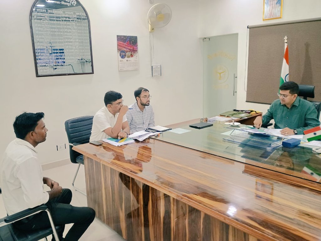 ChitrakootDm's tweet photo. जनता दर्शन के आयोजन में आए जनसामान्य की शिकायतों को सुनकर दूरभाष के माध्यम से त्वरित संतुष्टिपूर्ण/गुणवत्तापूर्ण निस्तार किये जाने के निर्देश संबंधित अधिकारियों को दिए। 
@InfoDeptUP @ChiefSecyUP @CMOfficeUP @UPGovt
@myogiadityanath 
#UPCM 
#Chitrakoot https://t.co/eQh8k0Xbfz
