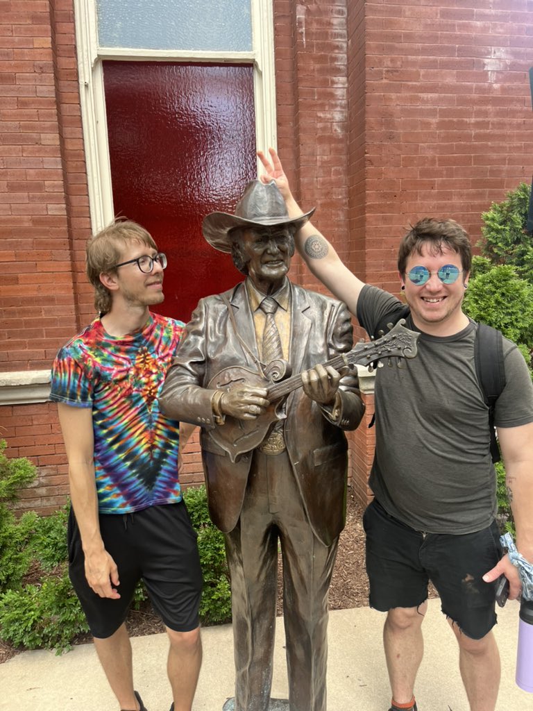 BuffaloGalaxy's tweet photo. Big vibes chilling with big mon today in Nashville. https://t.co/LPphXUywKZ