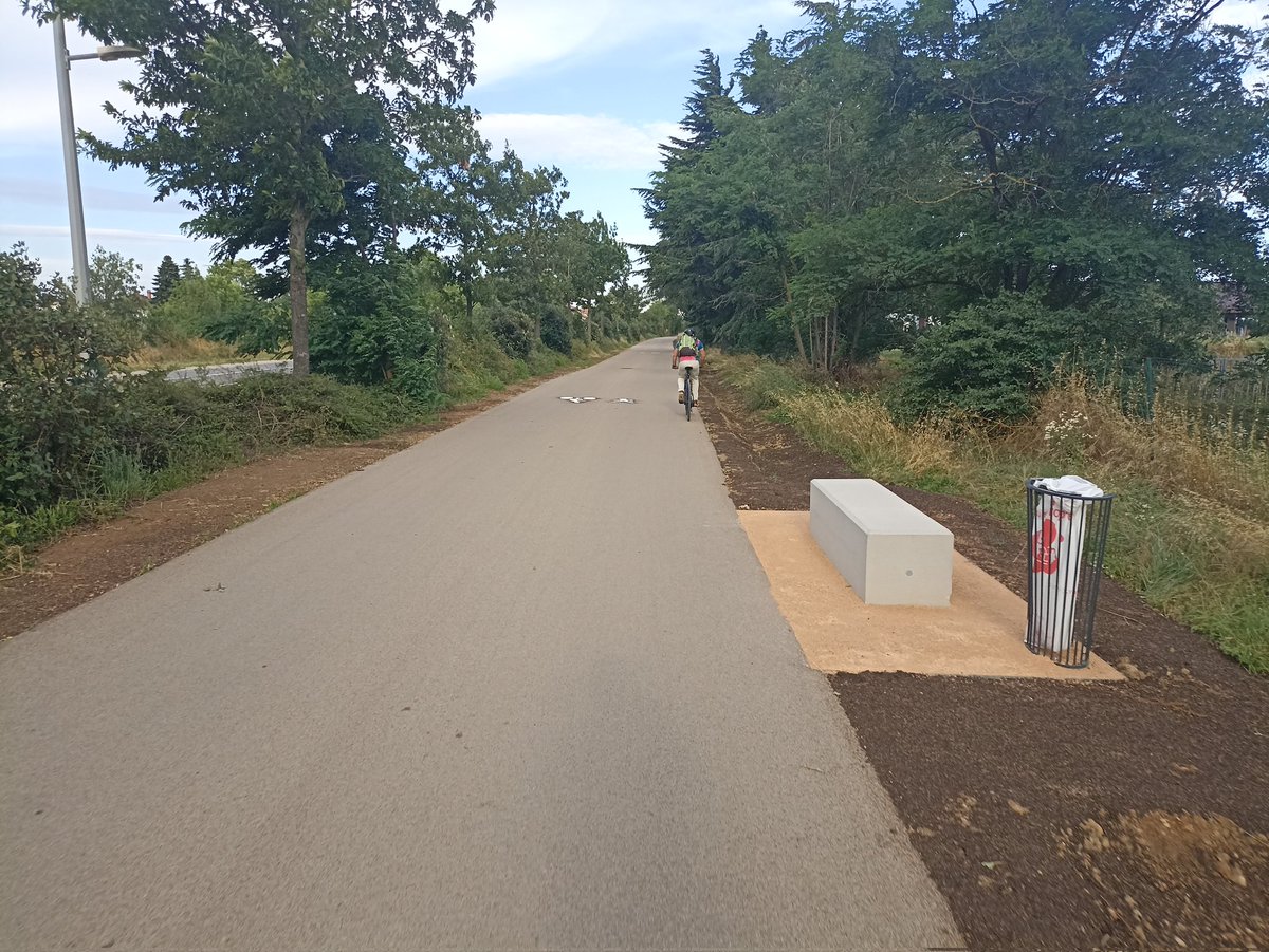noirothomas's tweet photo. La portion de la piste cyclable #vl11 entre 7 chemins est Chassieu est enfin ouverte ! Bon boulot @grandlyon https://t.co/JNkClzLBUH
