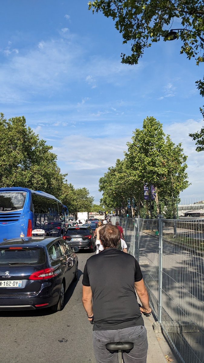 ParisEnSelle's tweet photo. La piste cyclable rive gauche, entre le Louvre et le Pont de l'Alma, n'existe quasi plus... les cyclistes sont renvoyés avec les voitures, bus et camions, sans aucune protection. 
Vous aviez dit « JO cyclables » ?! https://t.co/vFmETwfT19