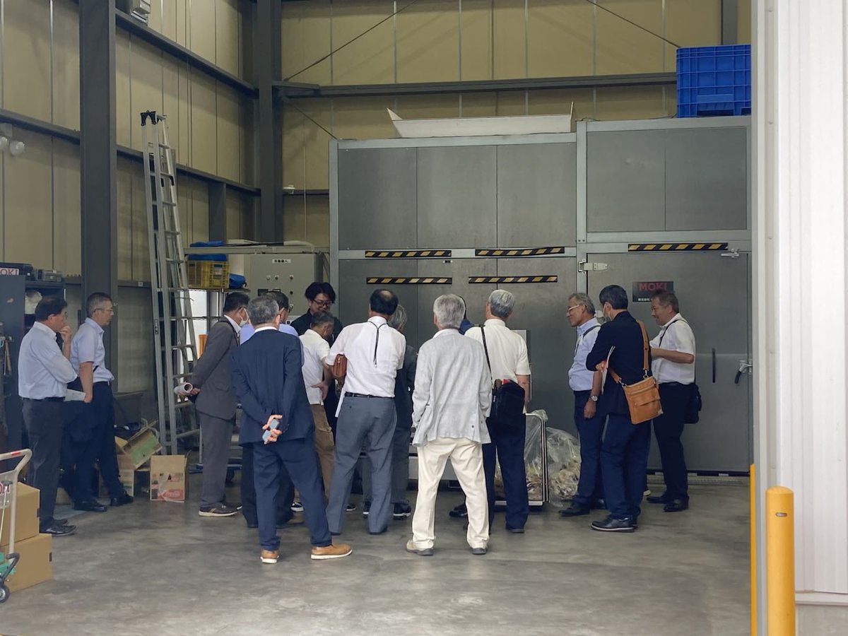 moki_ss's tweet image. 下呂地域の自治会連合の方がモキ製作所へ視察に来てくれました。
遠方よりありがとうございました。
今後の参考にして頂ければ幸いです。
#下呂市 #環境 #ゼロカーボン #モキ製作所 #分離職人 #無煙炭化器 #薪ストーブ #視察
