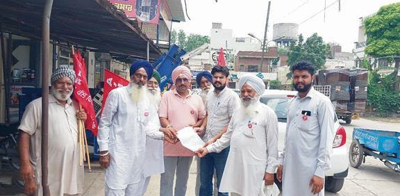 Dsrcf3's tweet photo. Alleging spurious fertiliser supply, farmers threaten to launch agitation
https://t.co/go9zeTU99L https://t.co/ag0J4KrghQ
