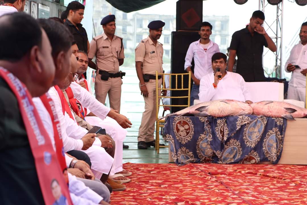vippartyindia's tweet photo. साथ मिलकर हम बढ़ेंगे आगे,
समृद्धि के रास्ते पे चलेंगे आगे।
सभी को सम्मान और प्रेम देंगे हम सब,
मछुआरा समुदाय के संग रहेंगे हर पल।
समस्त देश व प्रदेश तथा निषाद भाइयों एवं बहनों को मछुआरा दिवस की हार्दिक शुभकामनाएं।
#FishermanDay #MukeshSahani #vipparty #VIPPartyFans https://t.co/blLGO2AEdB