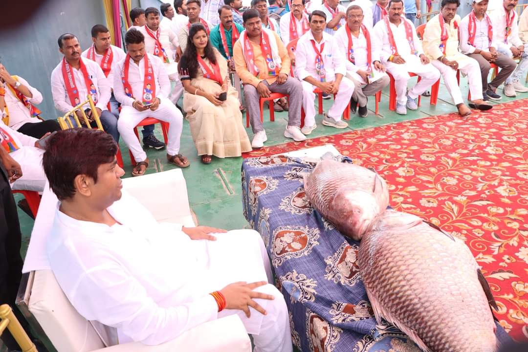 vippartyindia's tweet photo. साथ मिलकर हम बढ़ेंगे आगे,
समृद्धि के रास्ते पे चलेंगे आगे।
सभी को सम्मान और प्रेम देंगे हम सब,
मछुआरा समुदाय के संग रहेंगे हर पल।
समस्त देश व प्रदेश तथा निषाद भाइयों एवं बहनों को मछुआरा दिवस की हार्दिक शुभकामनाएं।
#FishermanDay #MukeshSahani #vipparty #VIPPartyFans https://t.co/blLGO2AEdB