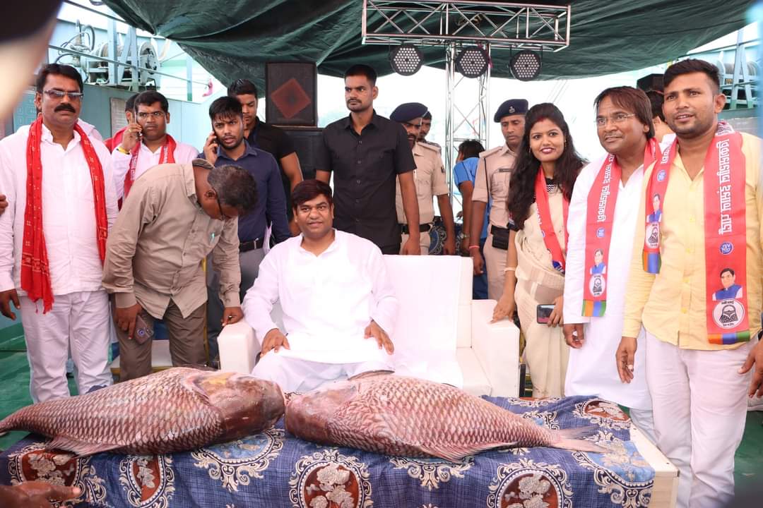 vippartyindia's tweet photo. साथ मिलकर हम बढ़ेंगे आगे,
समृद्धि के रास्ते पे चलेंगे आगे।
सभी को सम्मान और प्रेम देंगे हम सब,
मछुआरा समुदाय के संग रहेंगे हर पल।
समस्त देश व प्रदेश तथा निषाद भाइयों एवं बहनों को मछुआरा दिवस की हार्दिक शुभकामनाएं।
#FishermanDay #MukeshSahani #vipparty #VIPPartyFans https://t.co/blLGO2AEdB