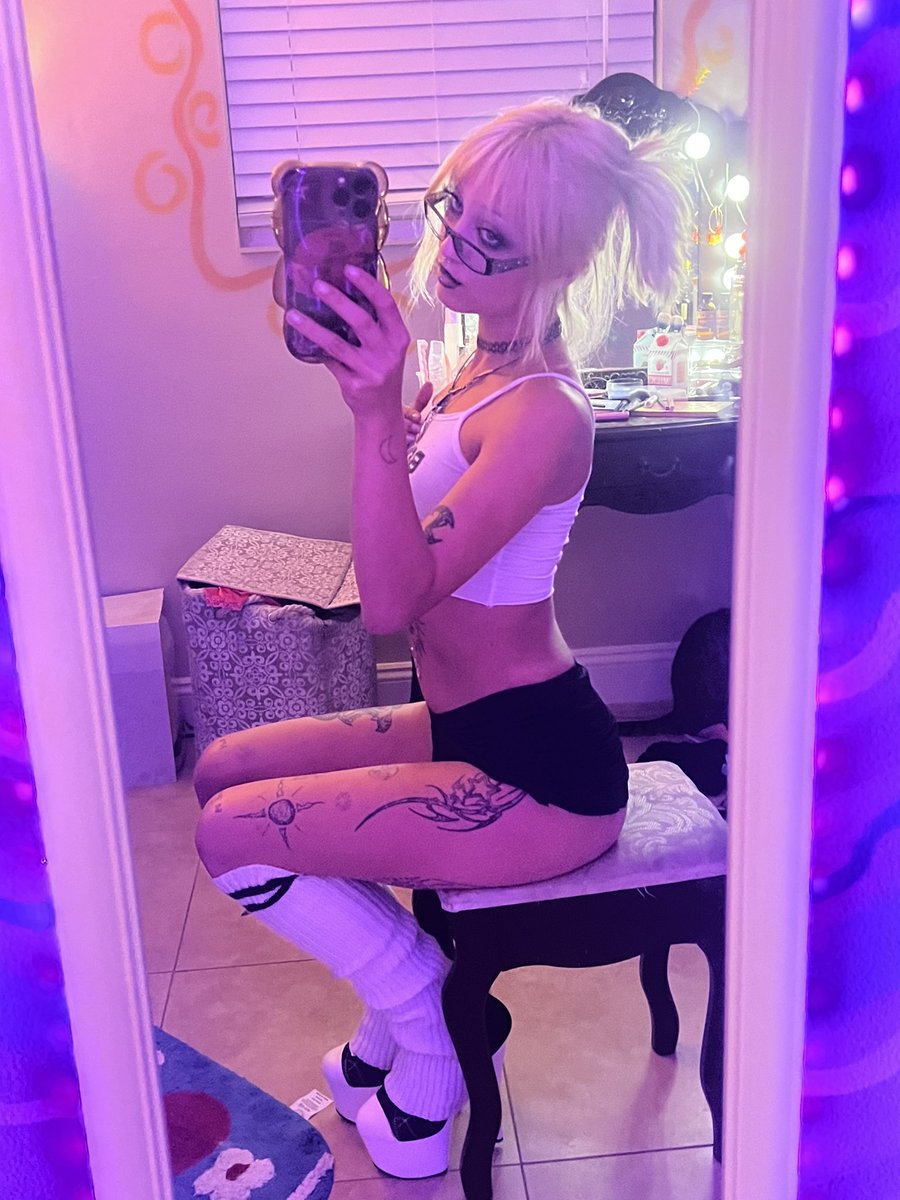 VIPERFOXX's tweet photo. glasses or no glasses ? https://t.co/Ms6ZBoJuKY