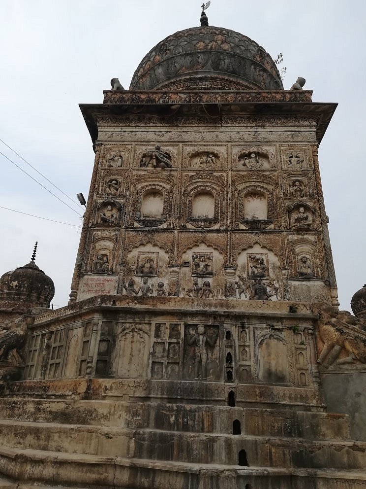 up_10t_army's tweet photo. We Bet You Didn't Know this Frog Temple!
Another marvel in countryside of India
🔹Embark on a journey to Uttar Pradesh's #Lakhimpur district, where the famous #FrogTemple awaits!
🔹Marvel at its stunning architecture and experience the mystical powers said to grant wishes.
🔹It is believed that an amphibian changed the fate of a Rajput noble named Bakhat Singh.
🔹Once, King Bakhat Singh was blessed by a frog. 🔹Following this blessing, his life prospered, and his descendants also enjoyed prosperity.
🔹In honor of this divine frog, a temple was built.