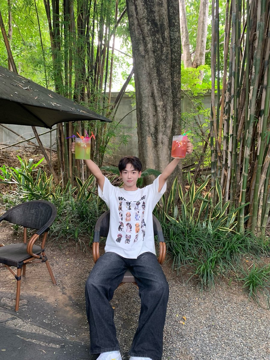 Ccomesh's tweet photo. 喝一杯##深圳  #1s  #男高 https://t.co/DFEtSEx0Yp