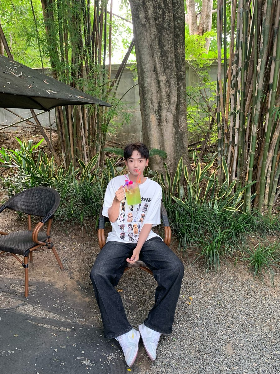 Ccomesh's tweet photo. 喝一杯##深圳  #1s  #男高 https://t.co/DFEtSEx0Yp
