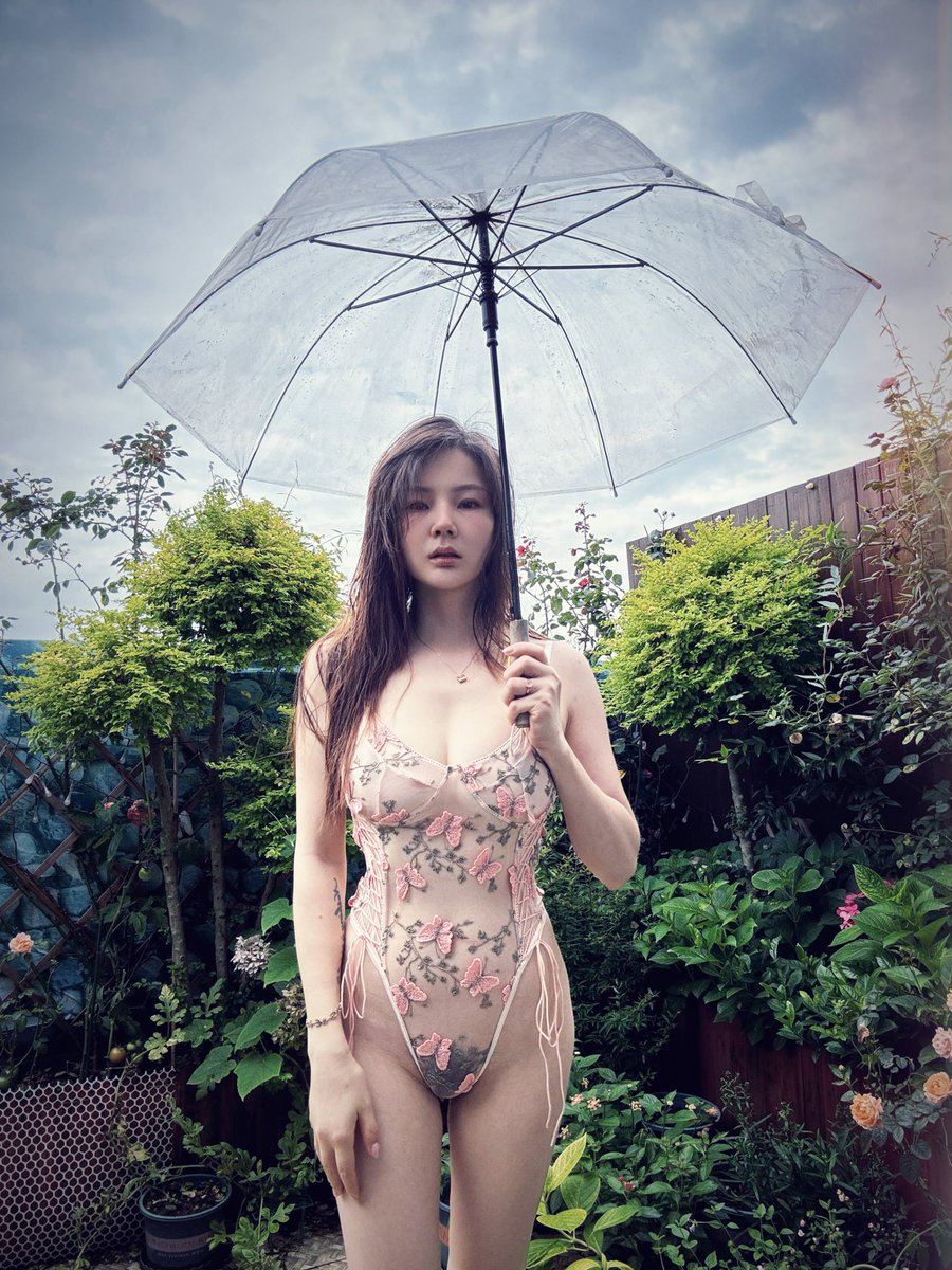 Dingd1204's tweet photo. 我喜欢甜甜的糖，微微的雨，和坏到刚好的你 https://t.co/GZp7AKFnNj