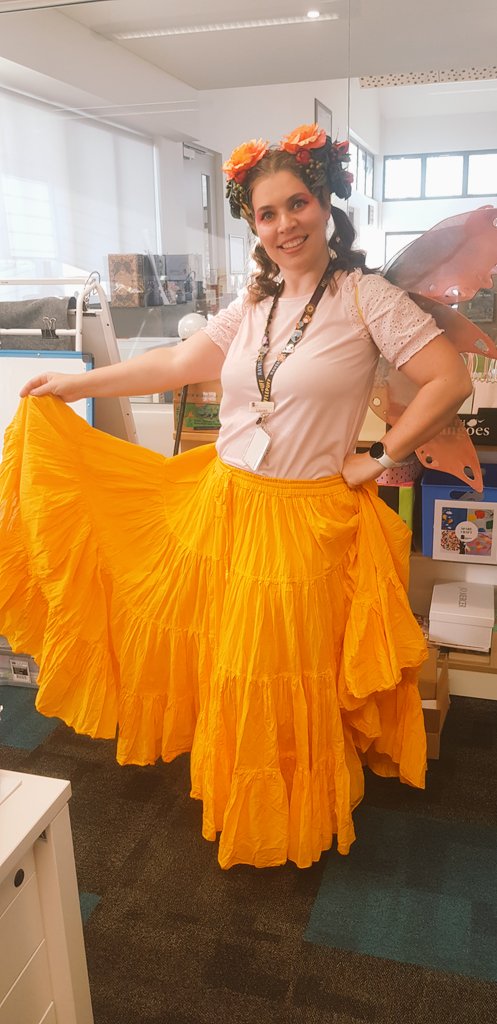 lothlauren84's tweet photo. Hi #WritingCommunity.
I'm Lauren, an Australian SFF writer/librarian (and occasional fairy for work events). Wife and mum of two boys, lover of all things romantasy and sci-fance, and happy co-host of the Good Librations podcast. 👋 https://t.co/bG8KiMOJRl