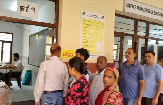 Dsrcf3's tweet photo. Jalandhar West Assembly bypoll LIVE updates: Litmus test for Punjab CM as voting gets under way
https://t.co/ekqiTQTNpi https://t.co/6c7MYSXB8b