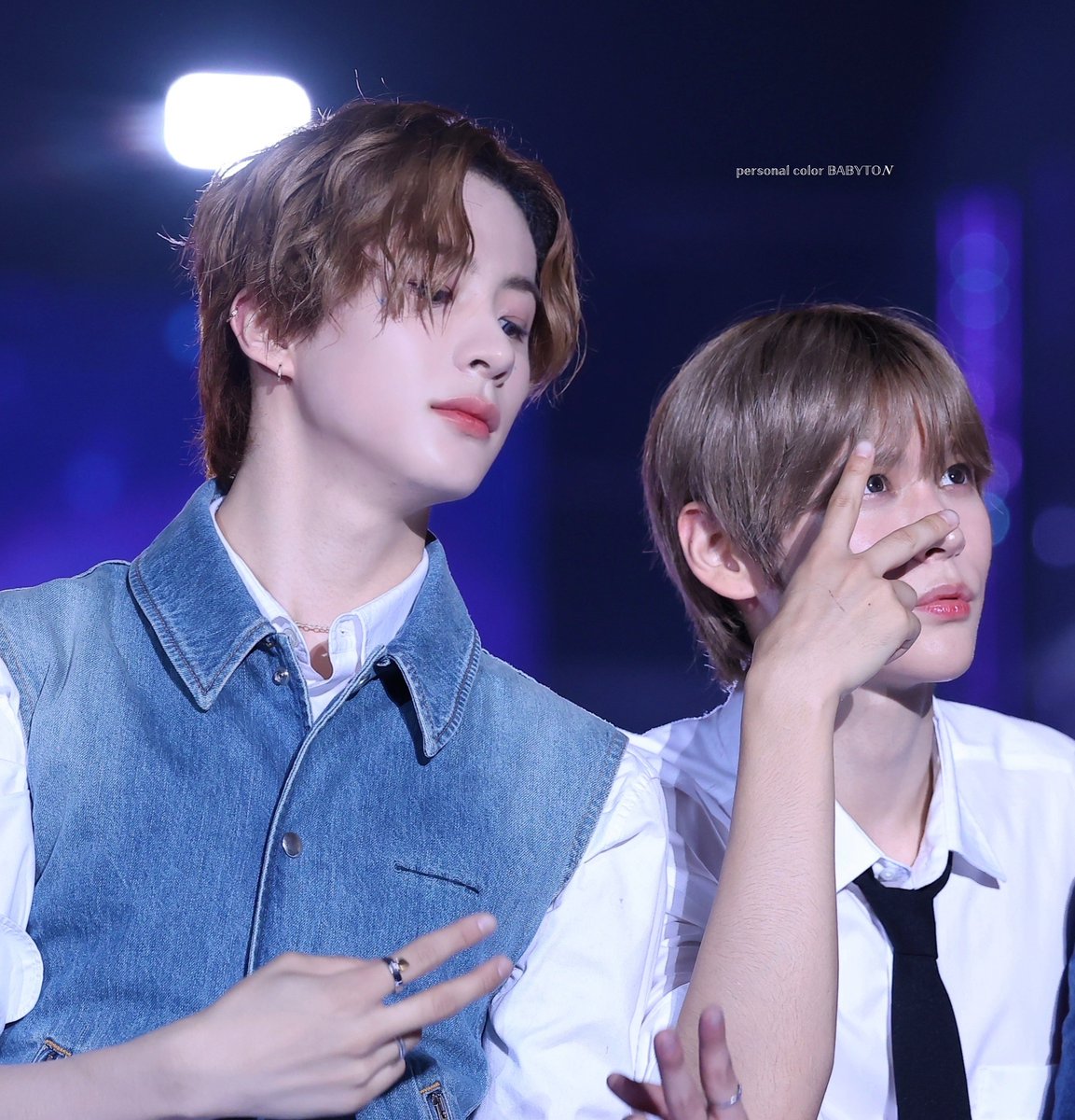 babyton321's tweet photo. 20240629 음악중심jp 앤톤 은석

셀카 찍을때 투샷 기여워서 가져와봐씀

#RIIZE #라이즈 #ANTON #찬영 #EUNSEOK #은석 https://t.co/ZZ9NJevM9P