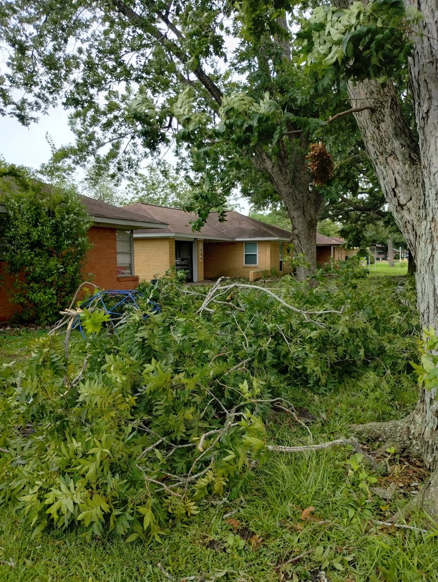 TheRetroPoolGuy's tweet image. Looks like I have phone service again, for now anyways, still no electricity though, might be a while before that&apos;s turned back on #HuracanBeryl