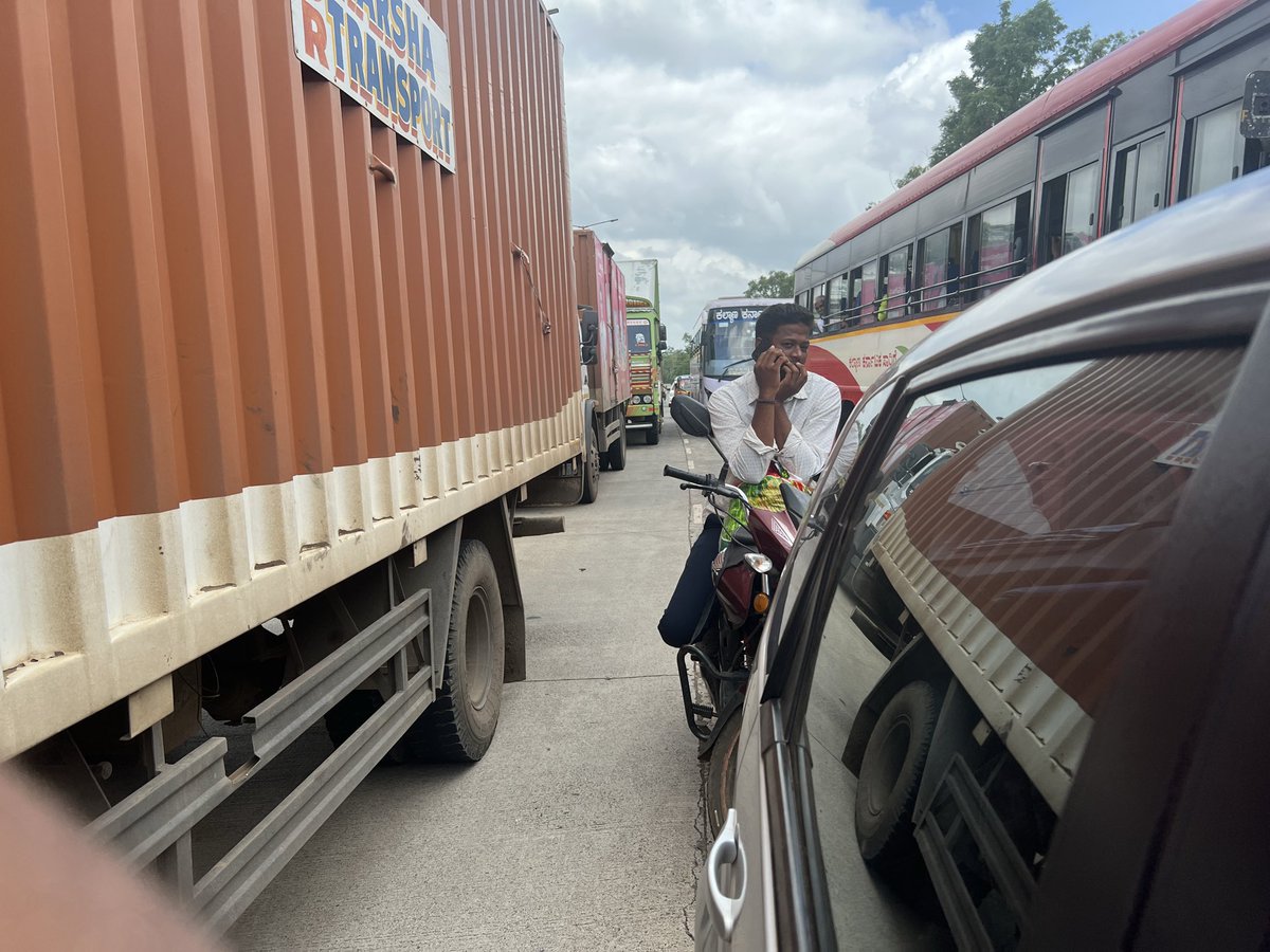 schidreswamy's tweet photo. Got stuck in traffic at Bhalki bidar road from last 20 minutes @spbidar https://t.co/MkS4nOpSCo
