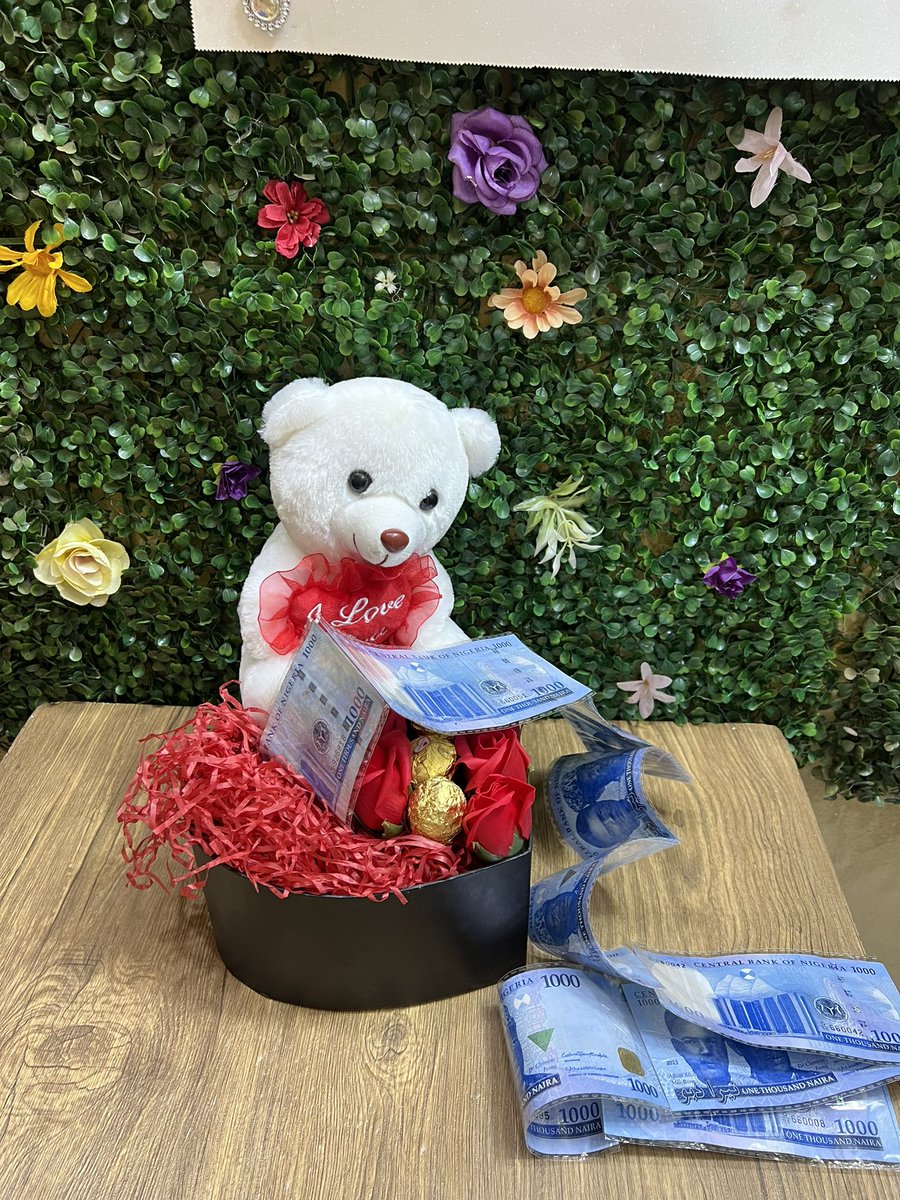 _flower_shop's tweet photo. Money pull box with teddy bear, chocolates and faux 🌹 roses.

Need our services? Send us a dm or call 09074888648

.
.
.
#bouquetinenugu #enugubouquet #flowersinenugu #enuguflowershop #floristinenugu #bouquetshop #flowersinenugu #bouquetsinenugu #enuguflorist #flowershopinenugu https://t.co/gbPbA0uhmZ