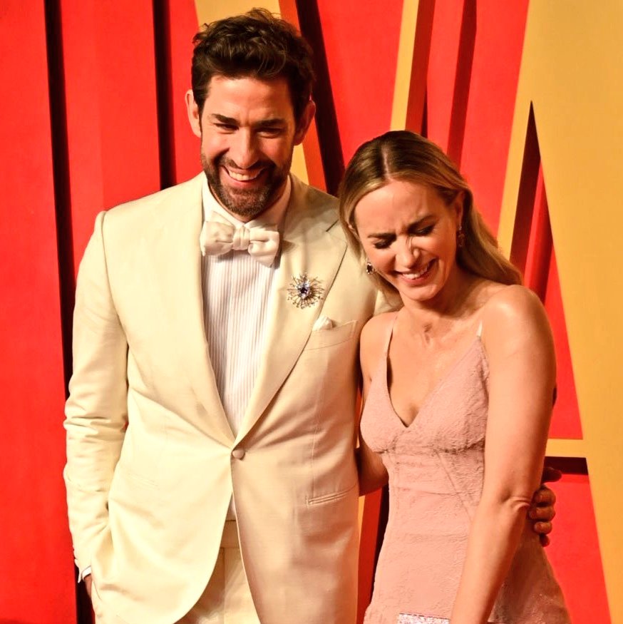boomboomblunt's tweet image. 14 years ❤️
Some things never change 👩❤️👨
Happy Anniversary to our favorite couple, Emily Blunt and John Krasinski! 🫶🏻🫶🏻🫶🏻