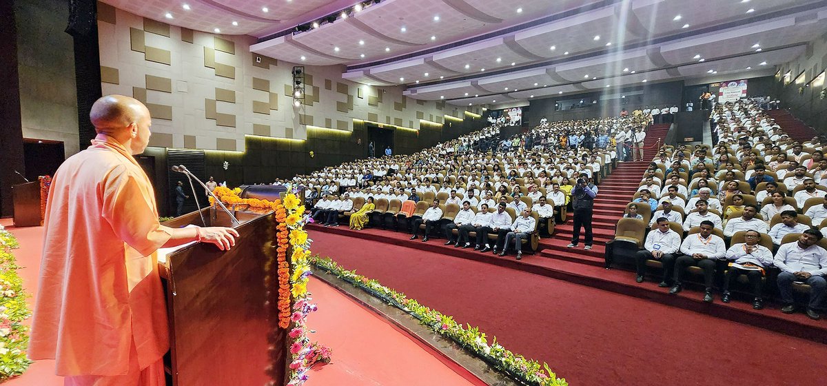 myogiadityanath's tweet photo. UPSSSC द्वारा चयनित 7,720 लेखपालों को नियुक्ति-पत्र वितरण हेतु आज लखनऊ में आयोजित कार्यक्रम में सम्मिलित हुआ।

पूर्ण विश्वास है कि आप सभी पूरी प्रतिबद्धता के साथ अपने दायित्वों का निर्वहन करेंगे। जनता की सेवा में आप सभी की भूमिका अत्यंत महत्वपूर्ण है।

आप सभी को हार्दिक बधाई और शुभकामनाएं!