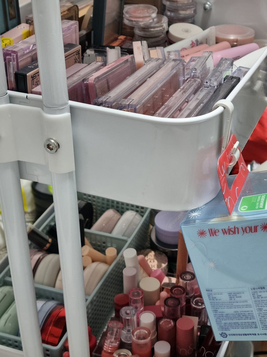 또 언제 다시 정리하냥!!
귀찮다.. 트레이 4단으로 바꾼 뒤로 공간은 넉넉해졌는데
자꾸 화장품이 트레이가 아니라 화장대로 와ㅋㅋㅋㅋ
틴트도 계속 잃어버려서 자꾸 개수가 줄어드는데 이게 머선일.. 분명 40개를 버렸으면 40개+@가 남아야하는데 점점 없어지는