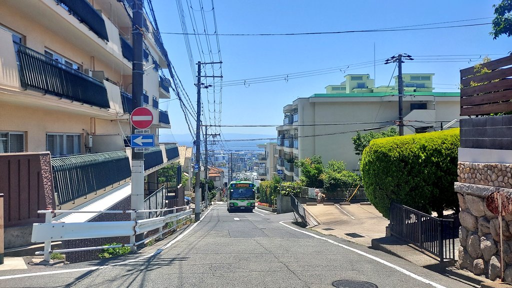 大人になってから神戸に引っ越してきたの初めてなんだけど、地元出身者であることを差し引いても神戸って暮らしやすいと感じる。なんだろう、生活する上でのノイズが少ないというか。うまく言葉にできないな。