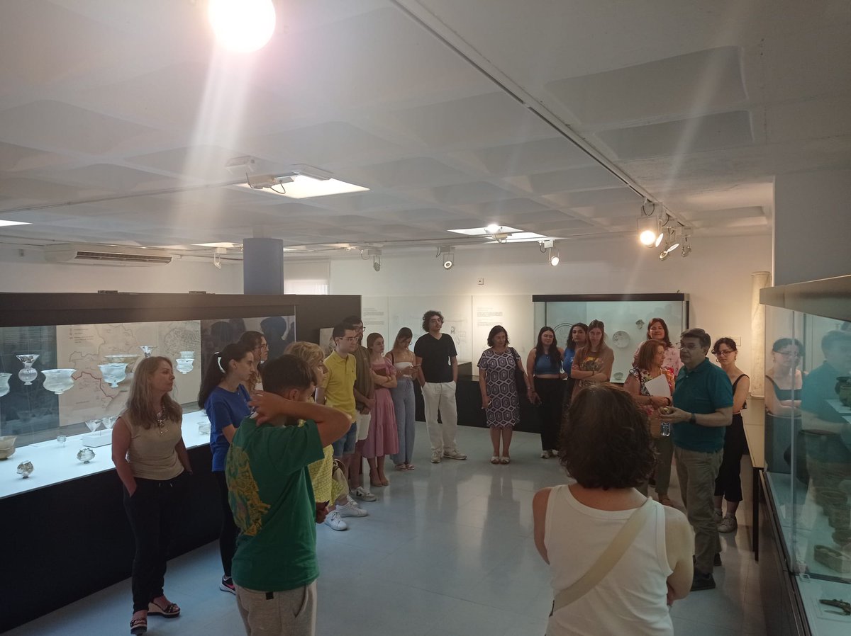 #CursosUMU
Con Andrés Martínez, director del del Museo Arqueológico de #Lorca, en el Taller: Cultura material judía en el <a href="/MUAL_Lorca/">Museo Arqueológico de Lorca</a>, dentro del VIII Curso de Arqueología Medieval del Sefarad.