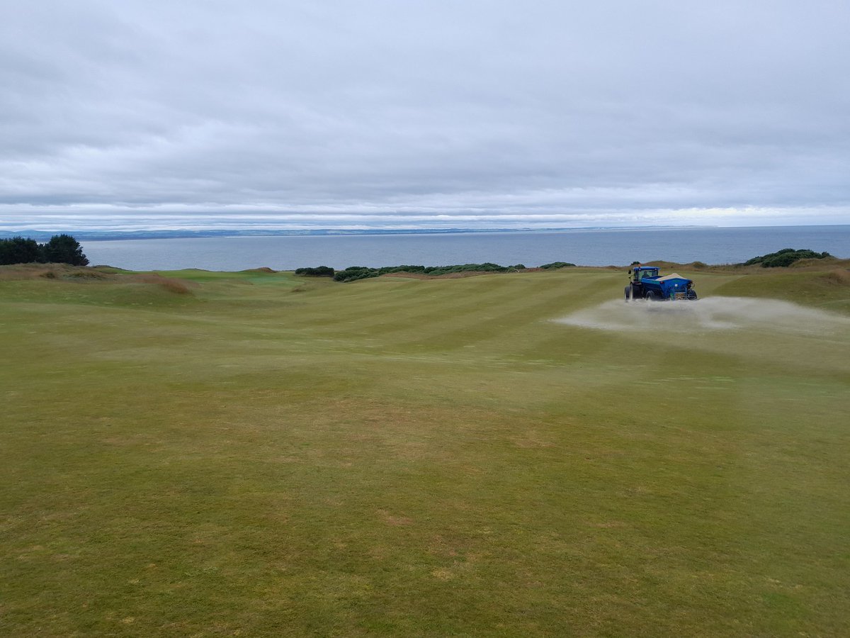 Castlecourse23's tweet image. Got really lucky with the weather on our maintenance morning....Not a single drop of rain. Fairways topdressed and 9 greens overseeded. #castlecourse #teamwork