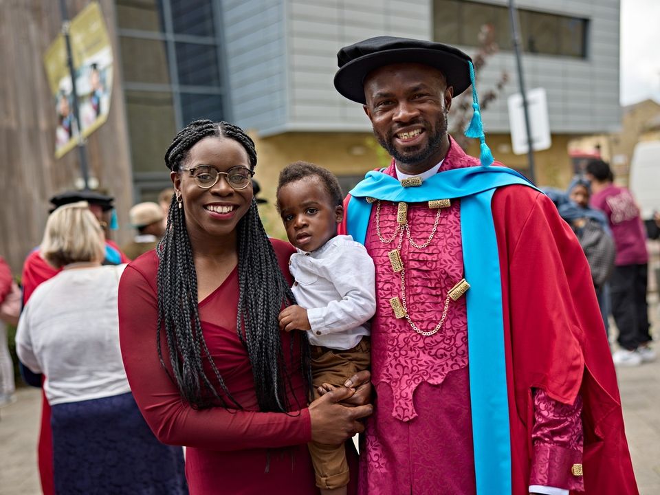 HuddersfieldUni's tweet image. We're so proud of all our Huddersfield graduates celebrating this week! Here’s to new beginnings and endless possibilities! Congratulations!! 🎓

#HudGrad #HudUni #HuddersfieldUni