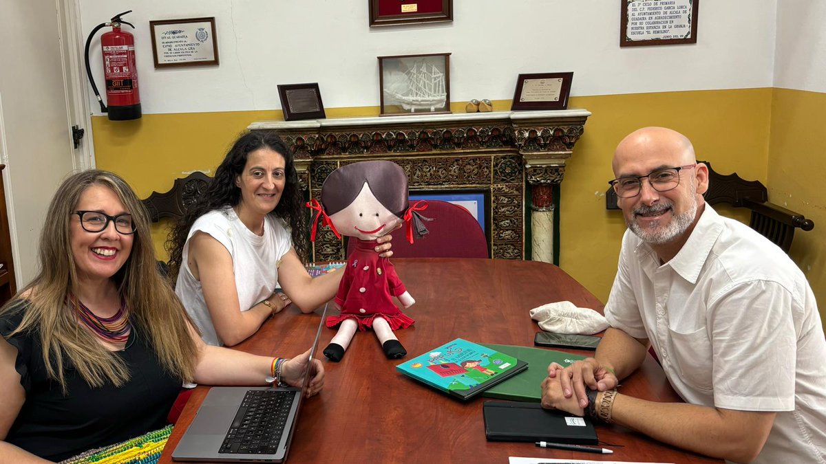 La pasada semana, la DRIG <a href="/MonicaDomSer/">Mónica Domínguez Serrano</a>, se reunía con el Concejal de Educación y FP, y del desarrollo económico e industria, <a href="/Pauchain/">Pablo Chain Villar</a>, del <a href="/AyuntamientoAl3/">Ayuntamiento Alcalá de Guadaíra</a> y con la creadora del cuento <a href="/pepuka1/">Pepuka</a>, Estela Moreno, para coordinar acciones conjuntas.