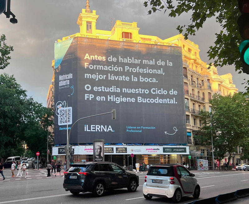 Una lona de ILERNA en Madrid y Barcelona desafía los prejuicios sobre la Formación Profesional con mucha guasa bit.ly/3Wj16KN <a href="/ILERNAFormacion/">ILERNA Formación</a> <a href="/putosmodernos/">El CM de PutosModernos®</a> #FP #formación #educación #publicidad