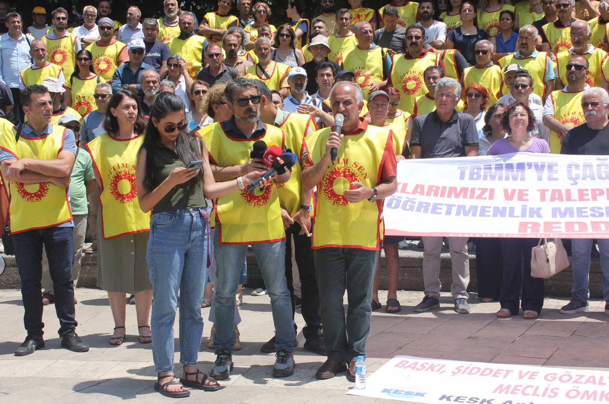 egitimsen's tweet photo. Polis Şiddeti ve Zorbalığa Rağmen Haklarımıza ve Taleplerimize Sahip Çıkmaya Devam Edeceğiz!
#MeclisÖMKyireddet
https://t.co/iZz6JbgoQM