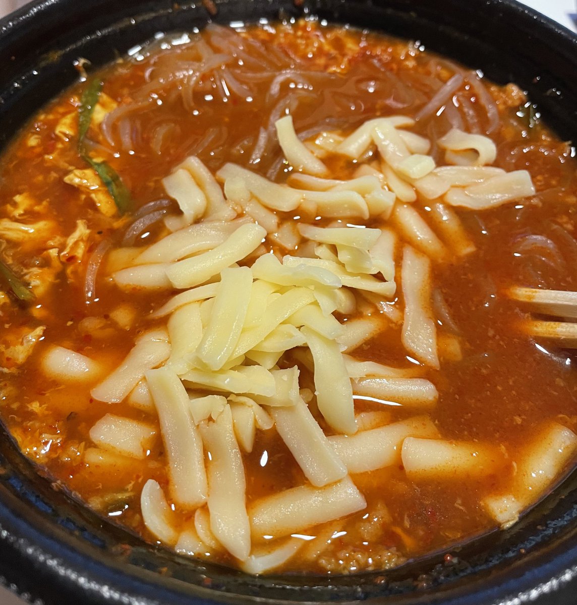 nuntara225's tweet photo. ばんめし

・🍅辛麺こんにゃく麺

なんで昼に冷麺にしたかと言うと、ほんとは辛麺が食べたかった、が、昼に暑すぎて辛麺屋まで行く元気がなく結局スーパーで似たような冷麺購入→失敗。でもやっぱりどうしても食べたくてUVERしました🫠食べるなら食べるでガッツリ辛くでも麺はこんにゃく麺で‼️ https://t.co/UfwB4JEBiz