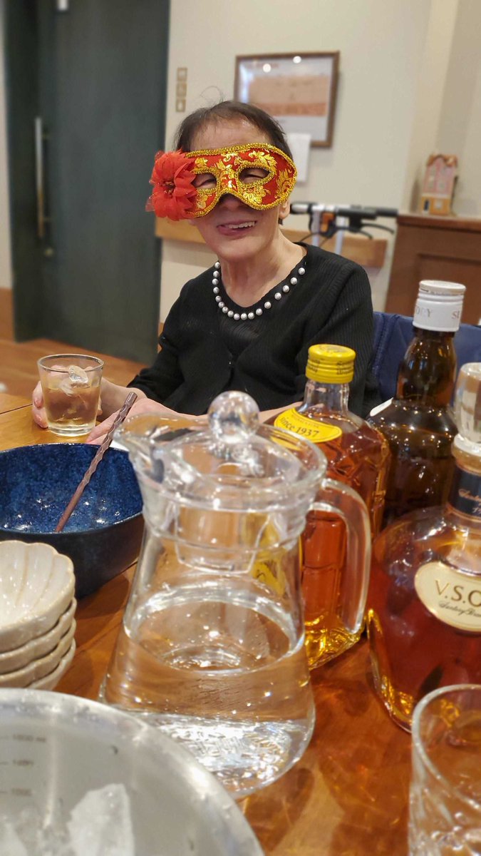 lykkemiike's tweet photo. 以前天王寺でスナックをやっておられた方。
(要介護5)

こちらの方のリハビリのゴールは、もう一度スナックをやること。
この日のためにリハビリ頑張ってきたっ！

お化粧も酒作りも完璧！
(私は飲みすぎてヘロヘロ) https://t.co/3sIUTVKGcl