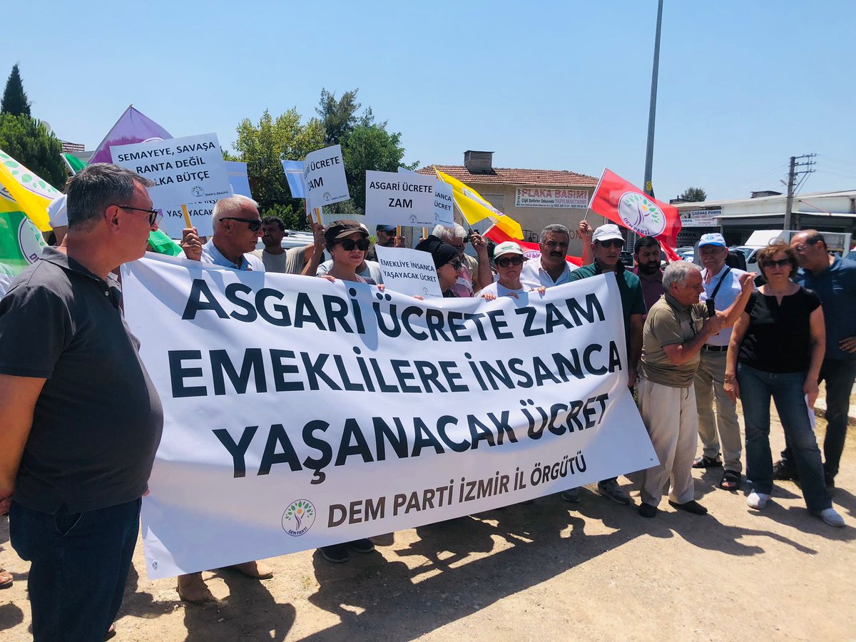 Asgari ücrete zam, emeklilere insanca yaşayacak ücret talebiyle basın açıklaması düzenledik.

Sefalete teslim olmayacağız!