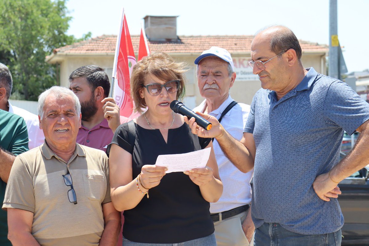 DEMizmir's tweet photo. Asgari ücrete zam, emeklilere insanca yaşayacak ücret talebiyle basın açıklaması düzenledik.

Sefalete teslim olmayacağız! https://t.co/BirMXzP6wL