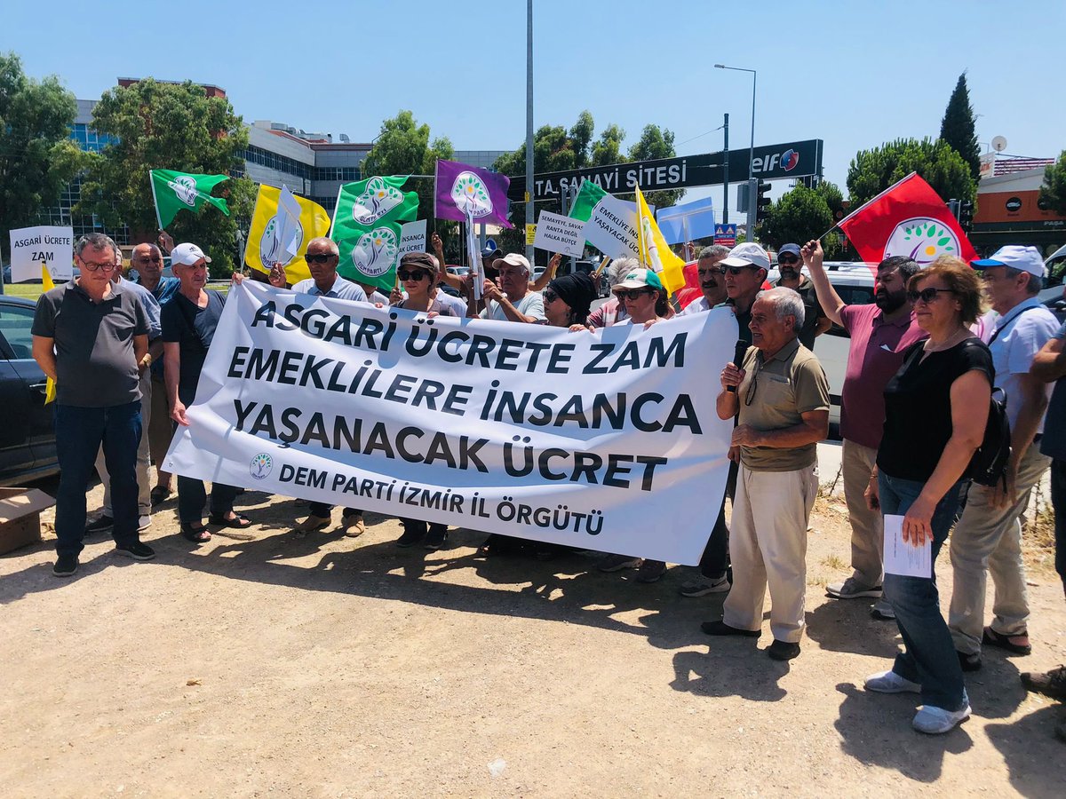 DEMizmir's tweet photo. Asgari ücrete zam, emeklilere insanca yaşayacak ücret talebiyle basın açıklaması düzenledik.

Sefalete teslim olmayacağız! https://t.co/BirMXzP6wL