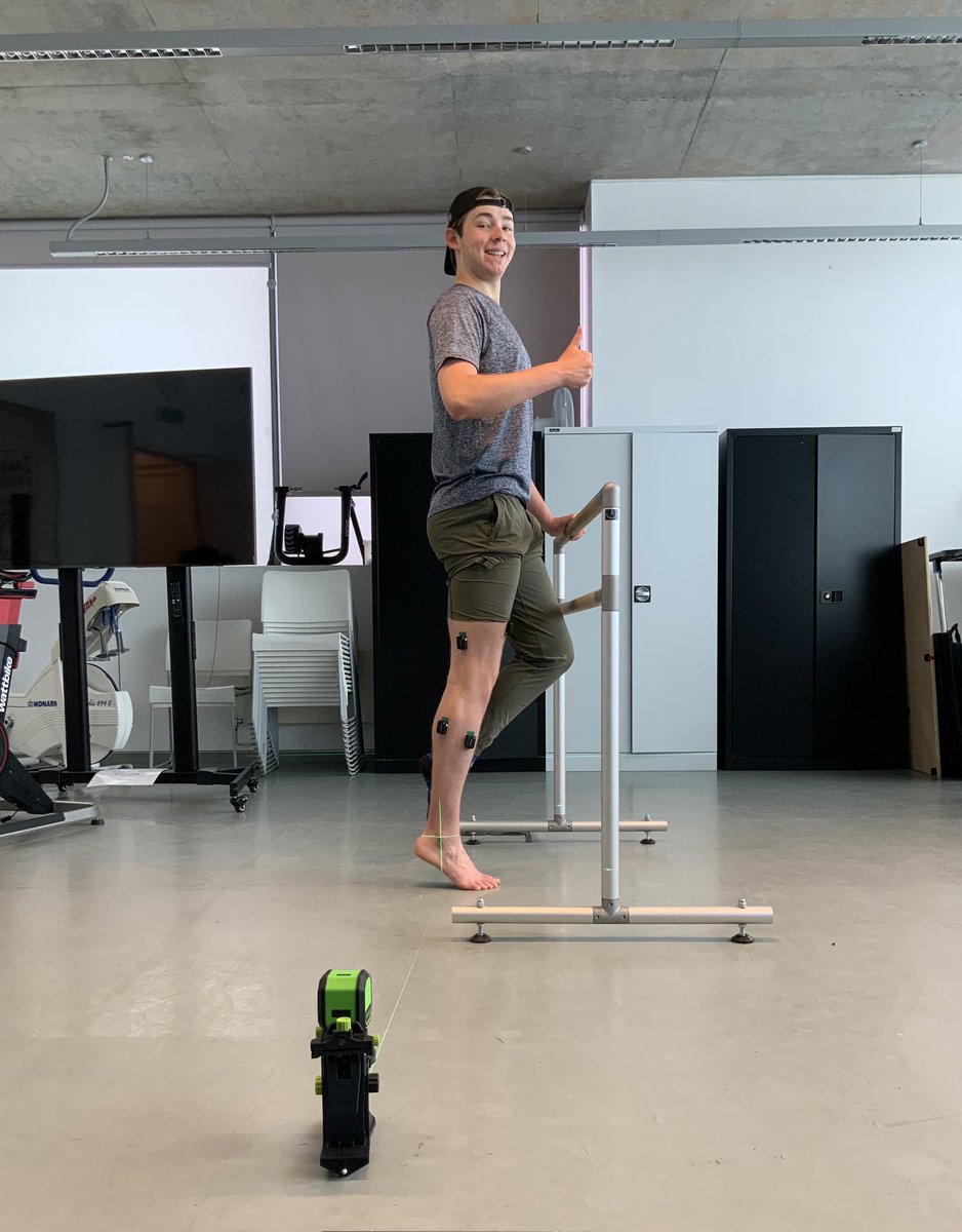 hEDSrehab's tweet image. Comparing EMG activity in hyperextended vs. non-hyperextended knees. Shoutout to @jackpauly, our non-hypermobile control participant. Diving deep into hypermobility at @trinitylabandancescience! #DanceScience #Hypermobility #EMGResearch"
