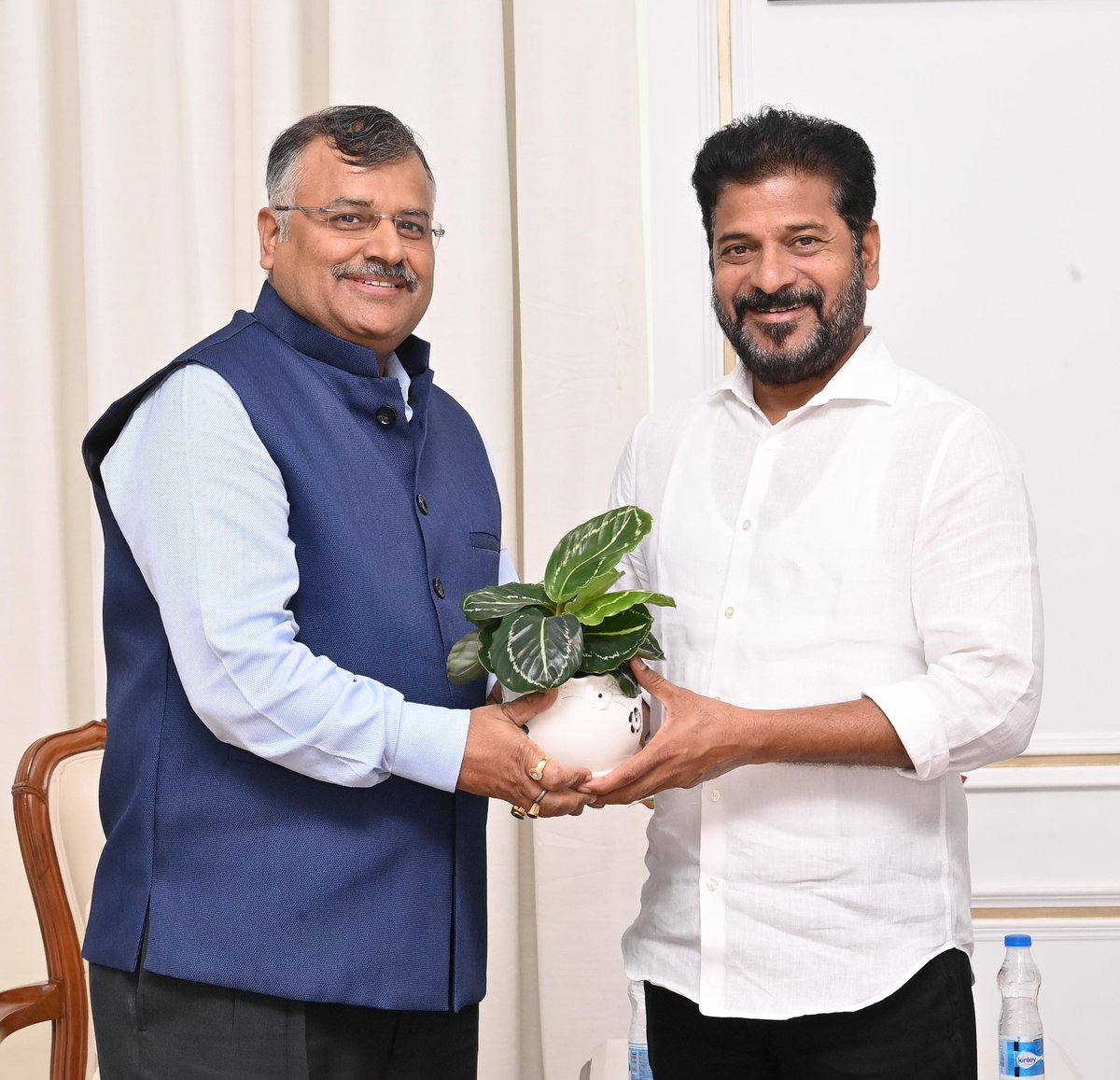 jsuryareddy's tweet photo. Senior IPS officer Dr. Jitender, an IPS officer from the 1992 batch, appointed as the new Director General of Police #DGP (@TelanganaCOPs ) of the #Telangana state.
New Telangana DGP, Dr #Jitender met Chief Minister #RevanthReddy at the Secretariat.
#DGPTelangana https://t.co/2HoaLHRrG6