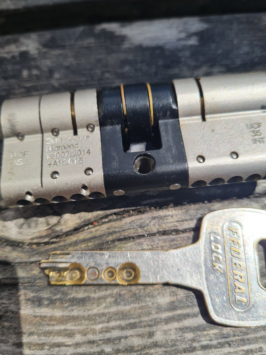 BenGunnEx's tweet image. This is a high security dimple lock.
There are pins within pins, and a magnetic interactive element.
I'm not going to pick this is my lifetime lol
#locksports